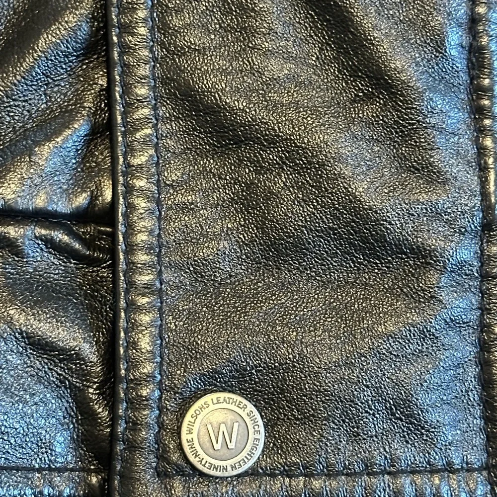 Wilsons Leather Black Bomber Jacket Men's
Medium Thinsulate Insulation RN 69426 - Picture 9 of 15